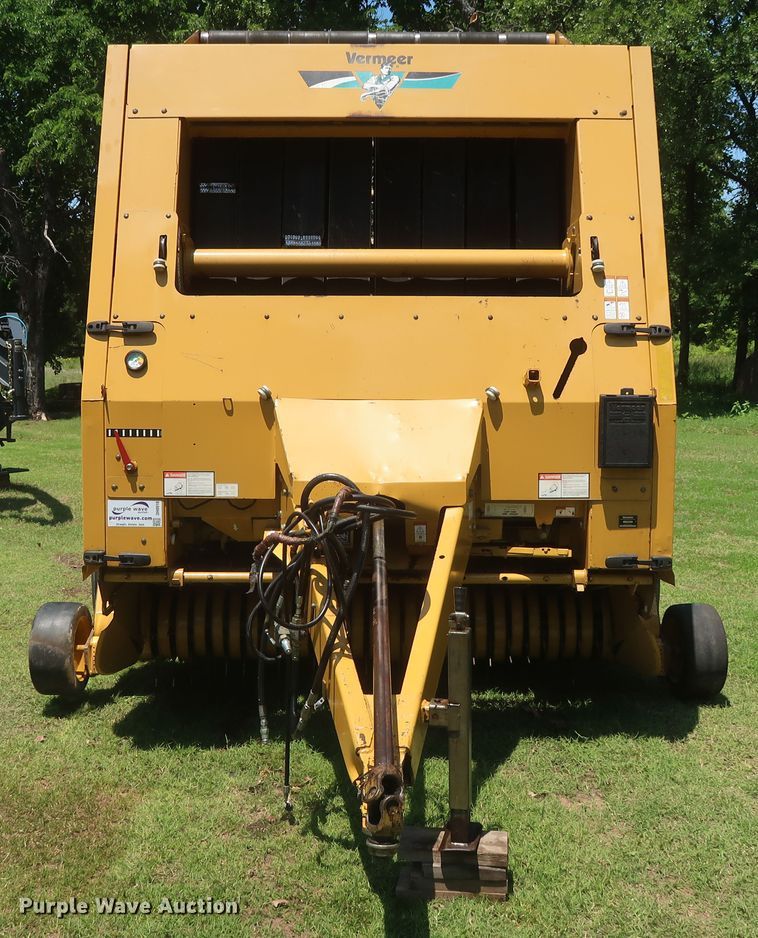 image for item DH0918 2006 Vermeer 605M round baler