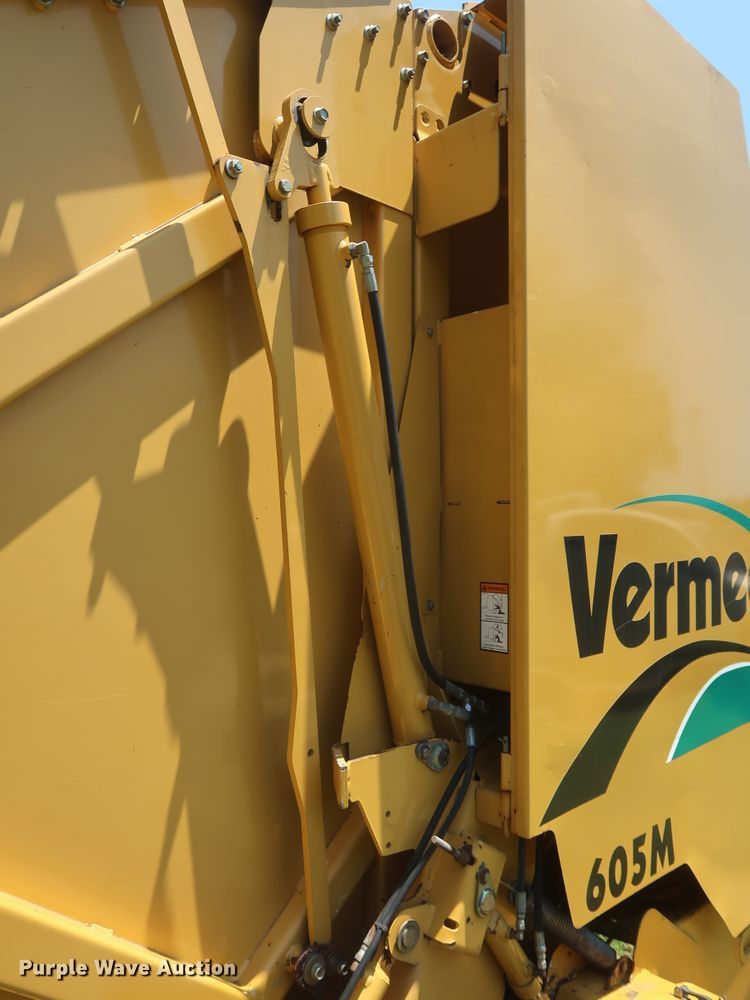 image for item DH0918 2006 Vermeer 605M round baler