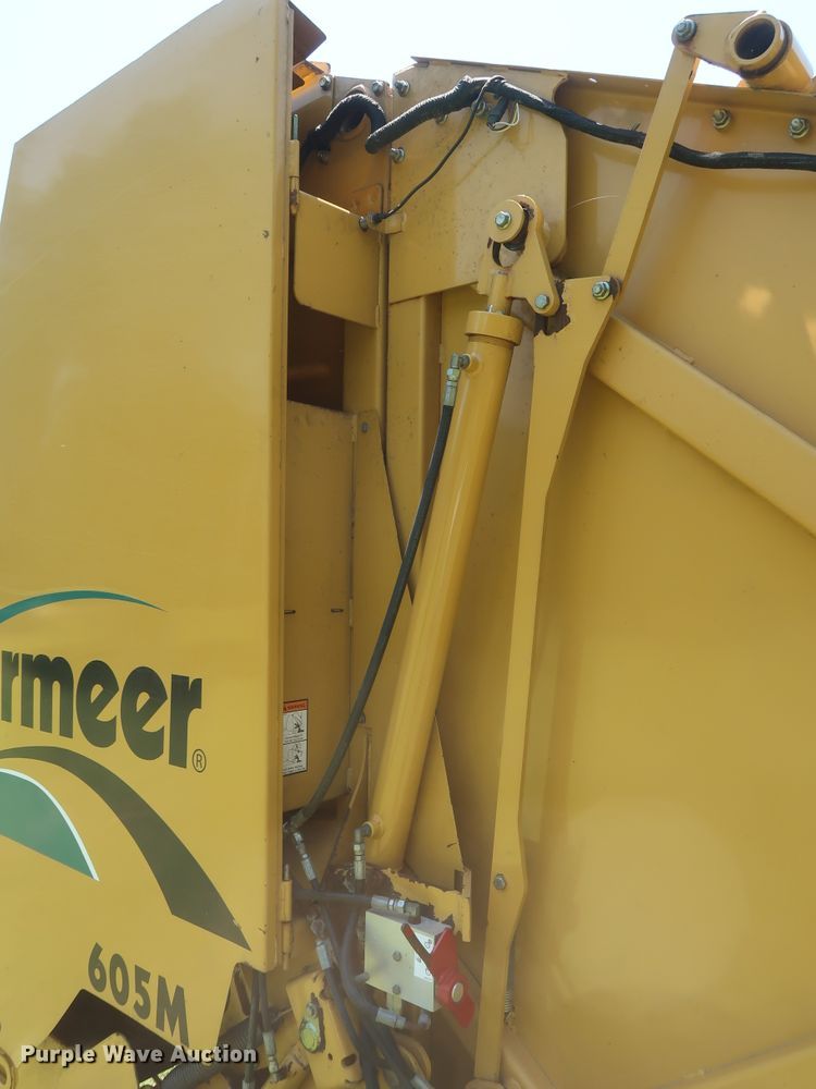 image for item DH0918 2006 Vermeer 605M round baler