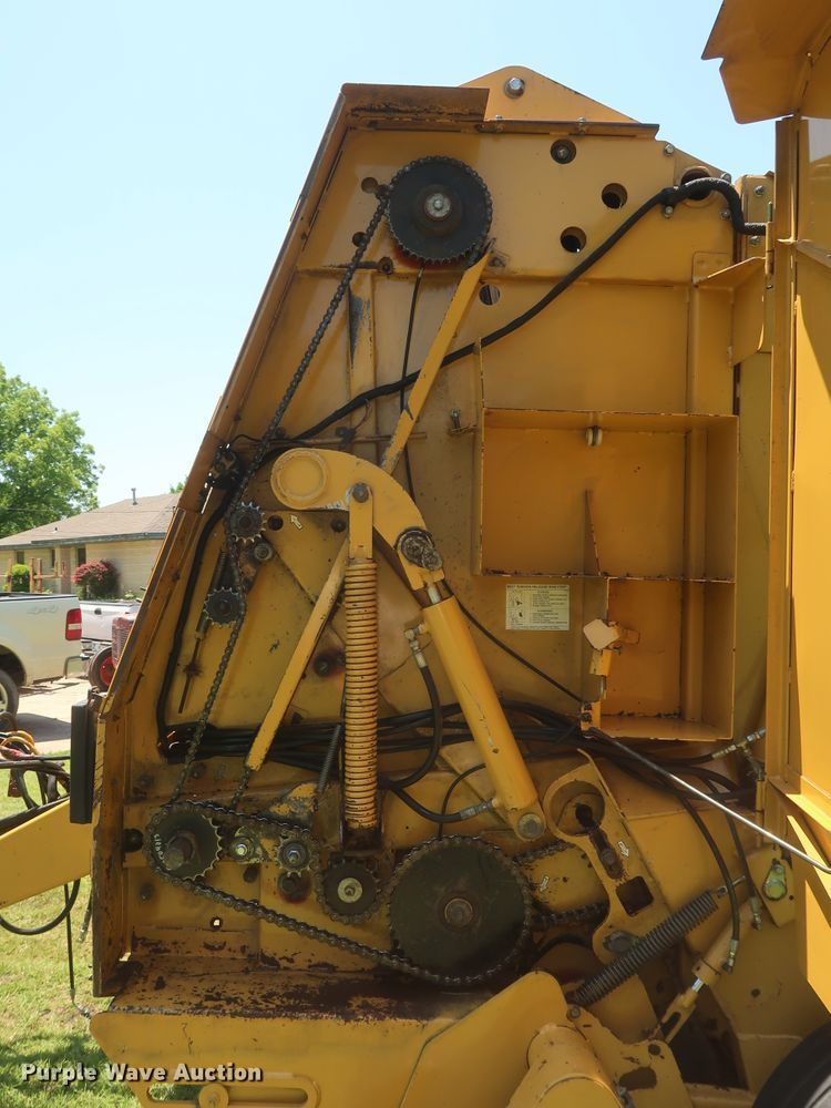image for item DH0918 2006 Vermeer 605M round baler