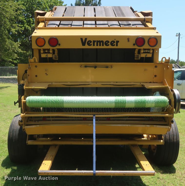 image for item DH0918 2006 Vermeer 605M round baler
