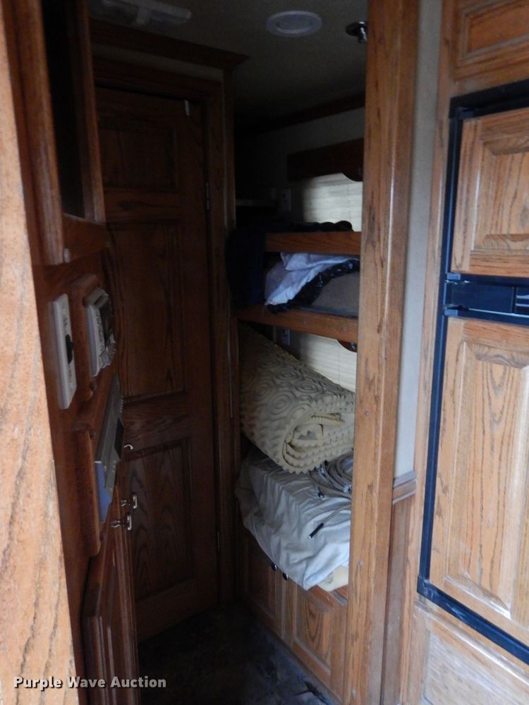 image for item DH3727 2006 Platinum horse trailer