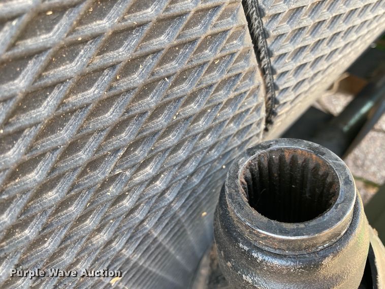 image for item GE9402 1998 John Deere 566 round baler