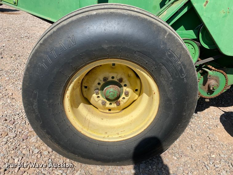 image for item GE9402 1998 John Deere 566 round baler