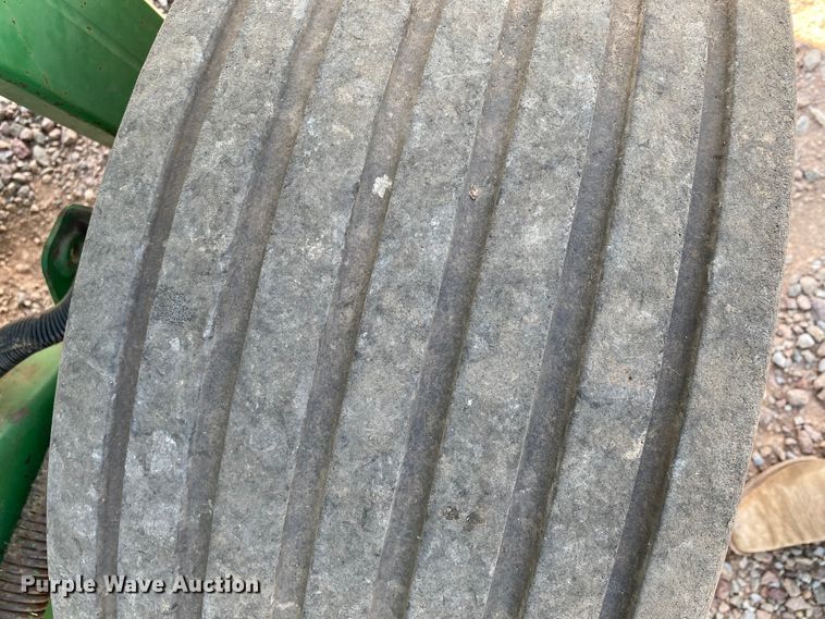 image for item GE9402 1998 John Deere 566 round baler