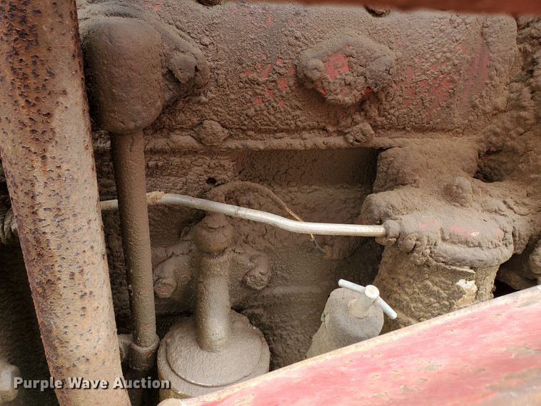 image for item GO9157 International 484  tractor