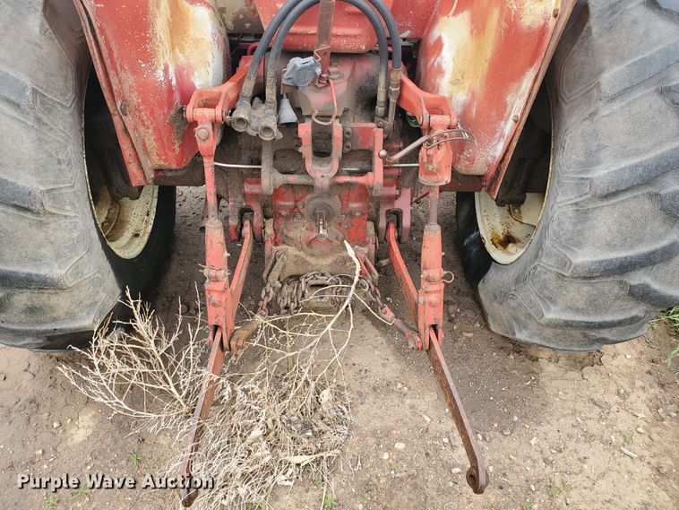 image for item GO9157 International 484  tractor