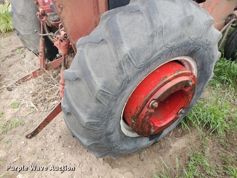 image for item GO9157 International 484  tractor