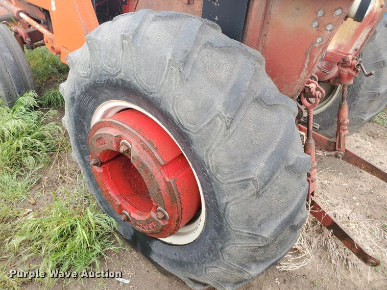 image for item GO9157 International 484  tractor