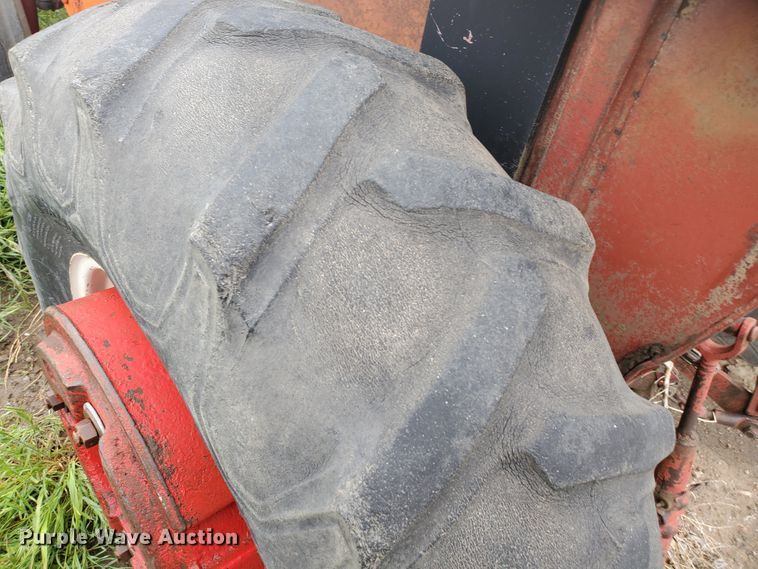 image for item GO9157 International 484  tractor