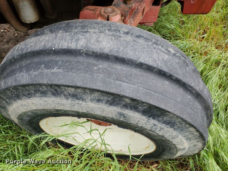 image for item GO9157 International 484  tractor