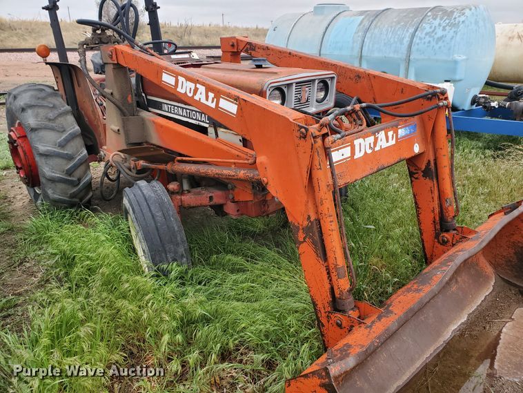 image for item GO9157 International 484  tractor