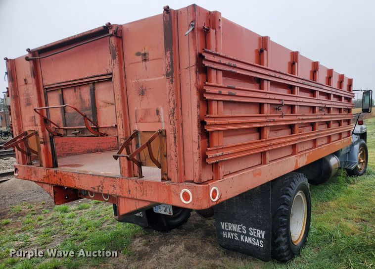 image for item GO9161 1973 International Loadstar 1600  grain truck