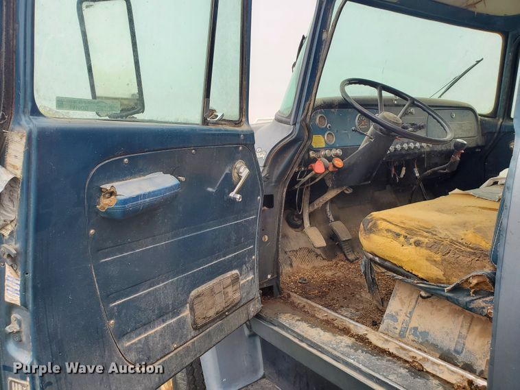 image for item GO9161 1973 International Loadstar 1600  grain truck