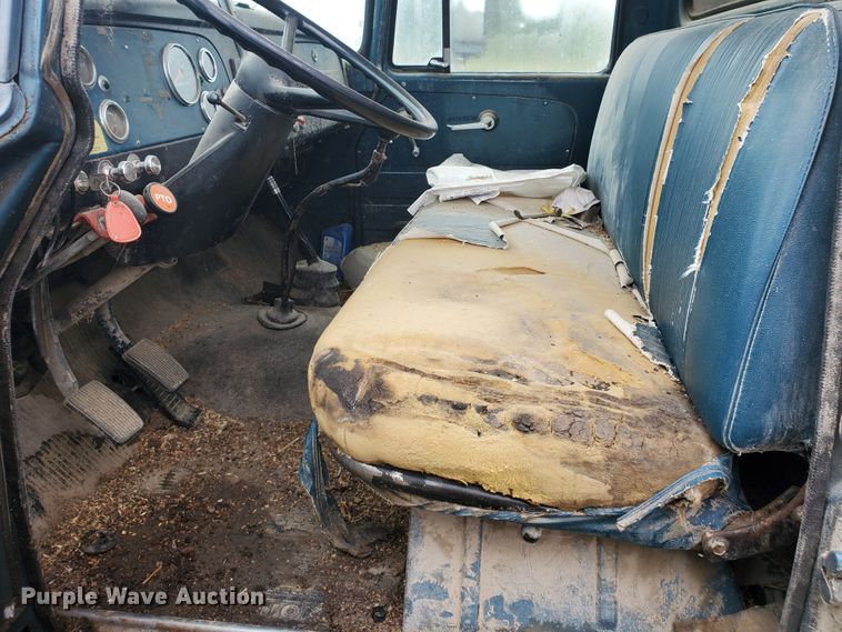 image for item GO9161 1973 International Loadstar 1600  grain truck