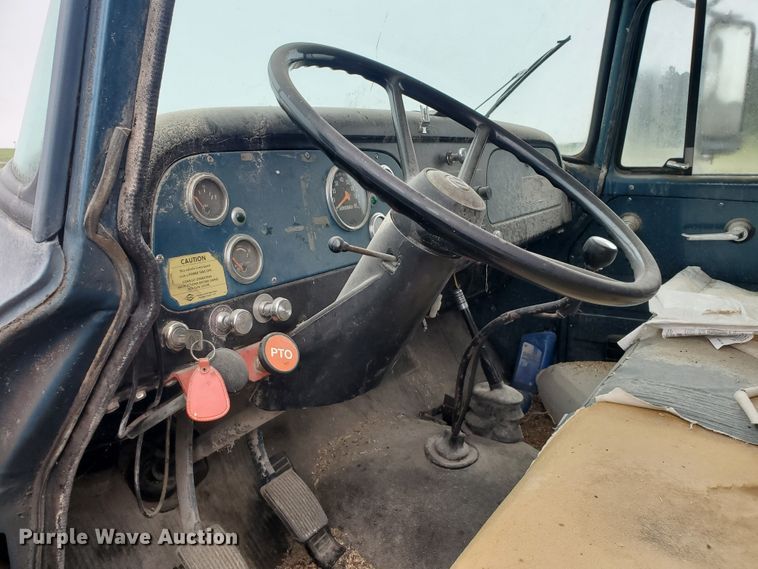 image for item GO9161 1973 International Loadstar 1600  grain truck