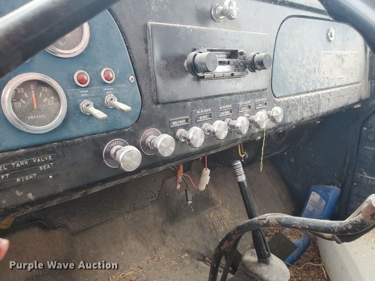 image for item GO9161 1973 International Loadstar 1600  grain truck