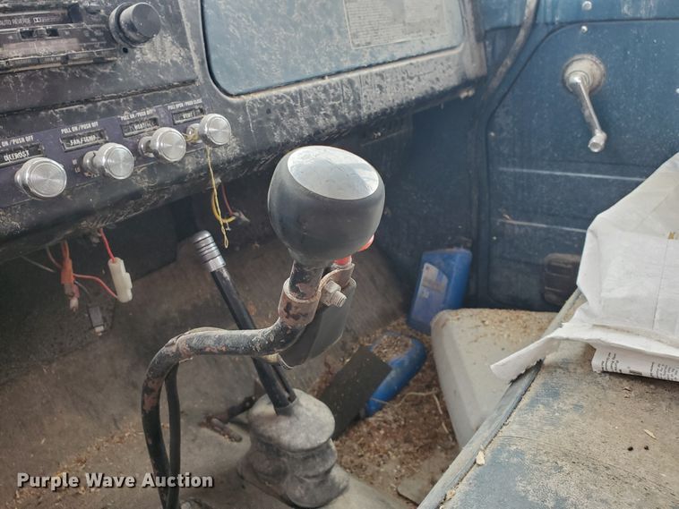 image for item GO9161 1973 International Loadstar 1600  grain truck