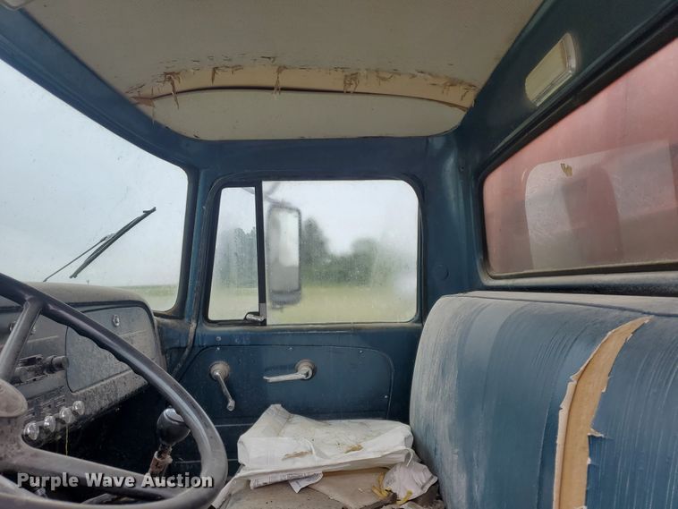 image for item GO9161 1973 International Loadstar 1600  grain truck