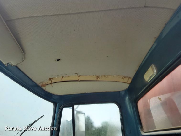 image for item GO9161 1973 International Loadstar 1600  grain truck