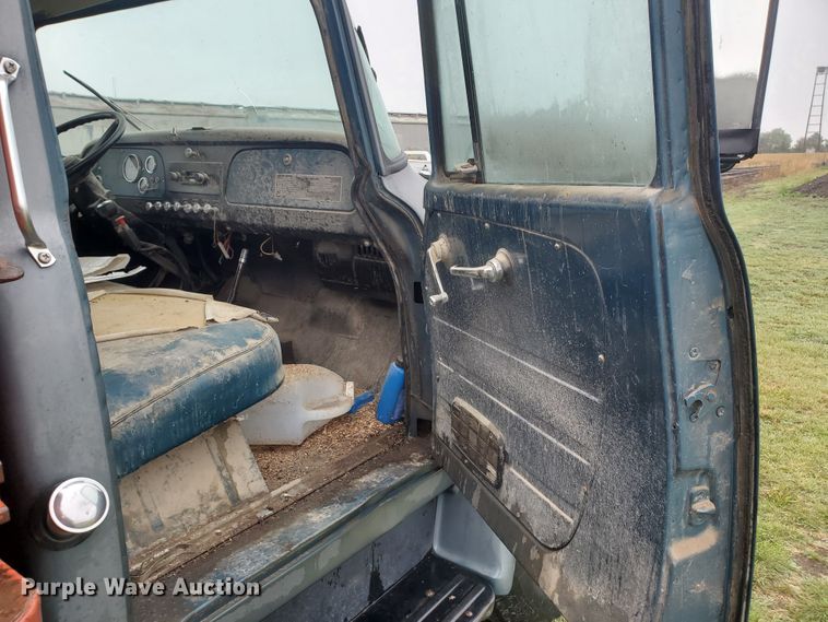 image for item GO9161 1973 International Loadstar 1600  grain truck