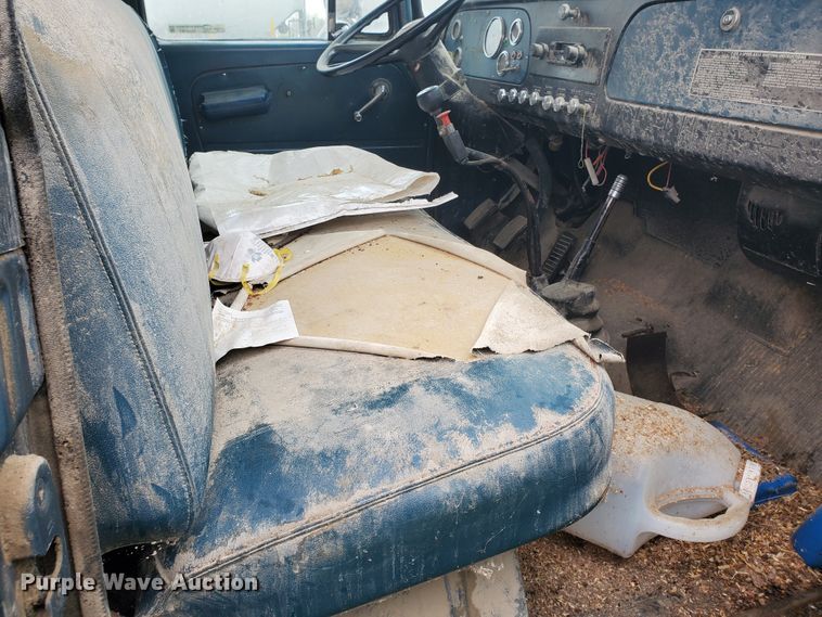 image for item GO9161 1973 International Loadstar 1600  grain truck