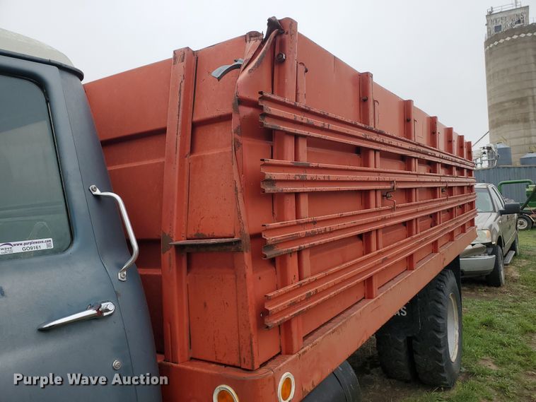image for item GO9161 1973 International Loadstar 1600  grain truck