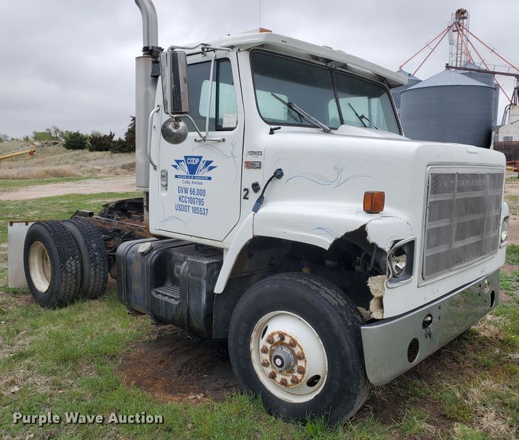 image for item GO9162 1981 International S2200  semi truck