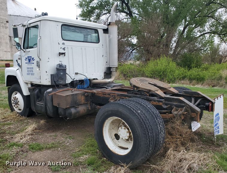 image for item GO9162 1981 International S2200  semi truck