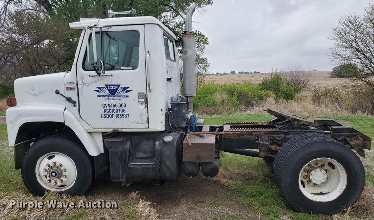 image for item GO9162 1981 International S2200  semi truck