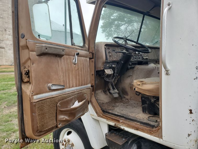 image for item GO9162 1981 International S2200  semi truck