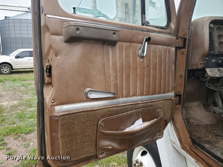 image for item GO9162 1981 International S2200  semi truck