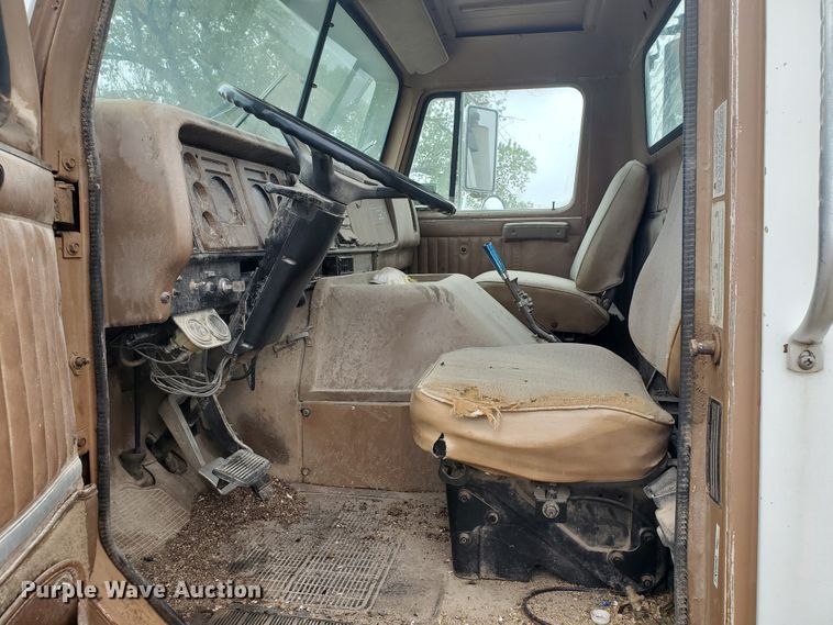 image for item GO9162 1981 International S2200  semi truck