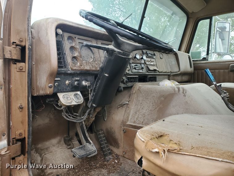 image for item GO9162 1981 International S2200  semi truck