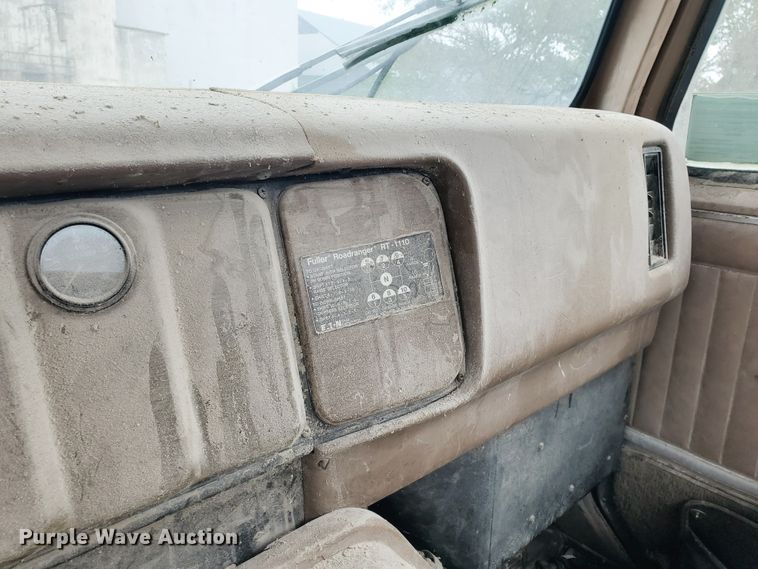 image for item GO9162 1981 International S2200  semi truck