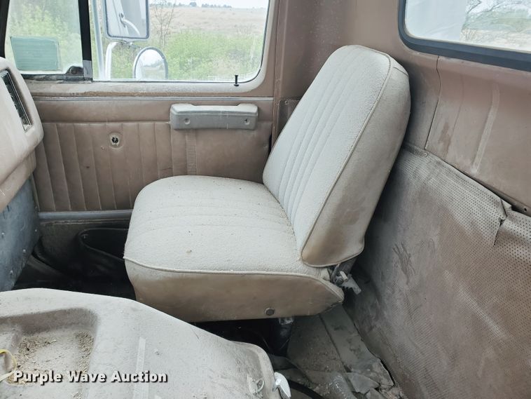 image for item GO9162 1981 International S2200  semi truck