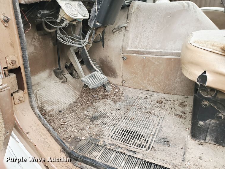 image for item GO9162 1981 International S2200  semi truck