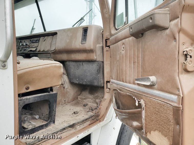 image for item GO9162 1981 International S2200  semi truck