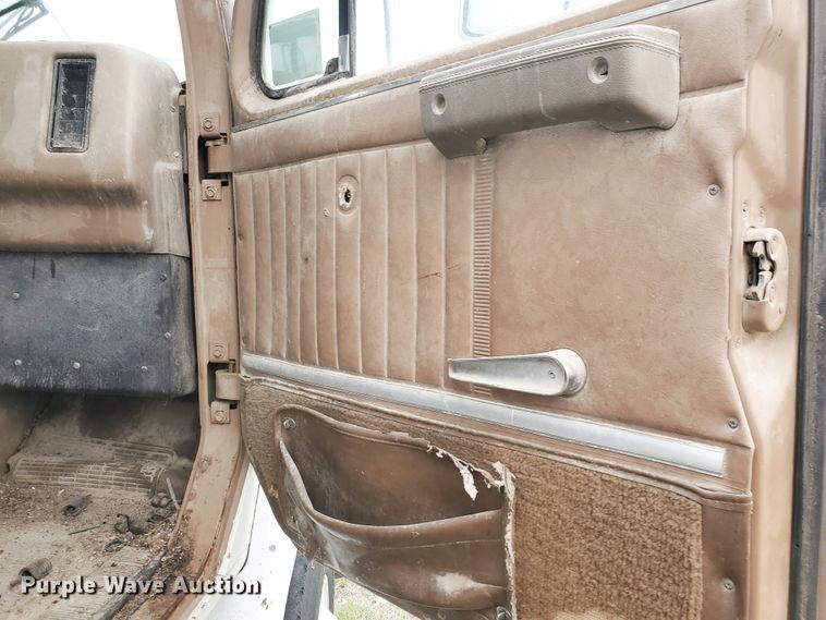 image for item GO9162 1981 International S2200  semi truck