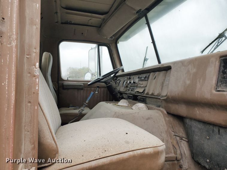 image for item GO9162 1981 International S2200  semi truck