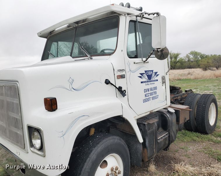 image for item GO9162 1981 International S2200  semi truck