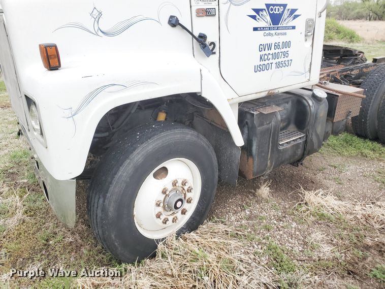 image for item GO9162 1981 International S2200  semi truck