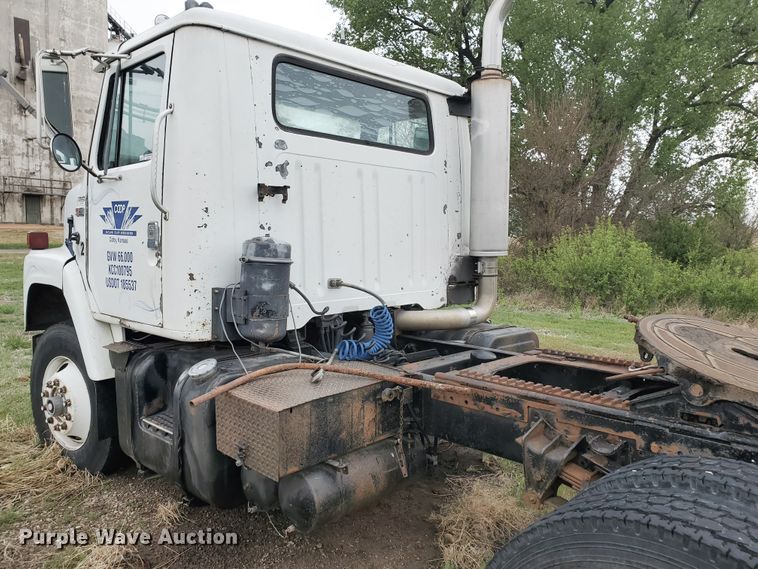 image for item GO9162 1981 International S2200  semi truck