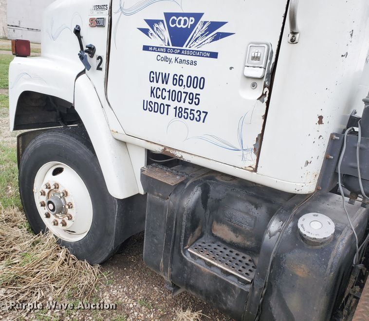 image for item GO9162 1981 International S2200  semi truck