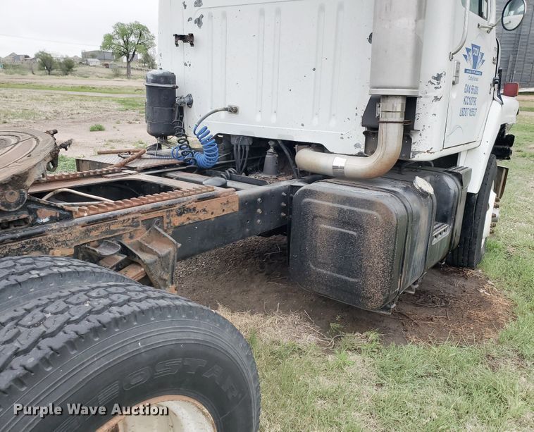 image for item GO9162 1981 International S2200  semi truck