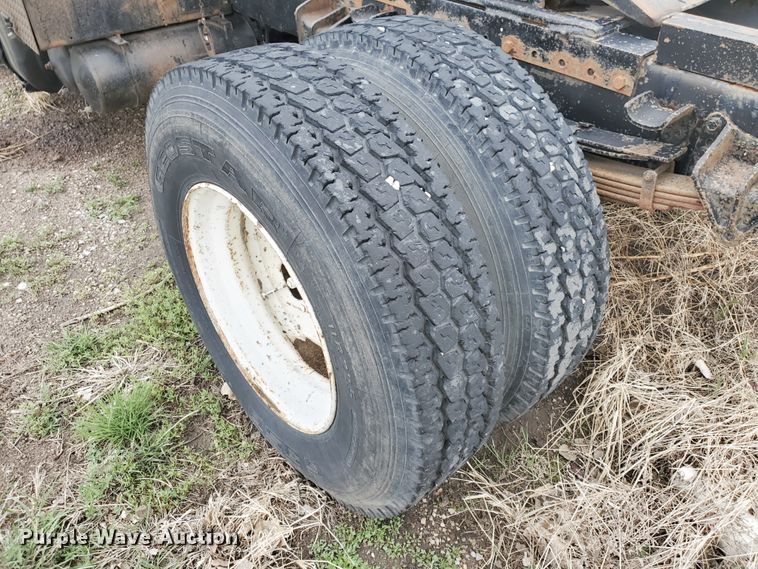 image for item GO9162 1981 International S2200  semi truck