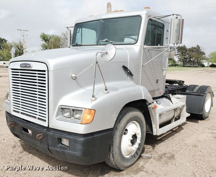 image for item GO9163 2001 Freightliner FLD  semi truck