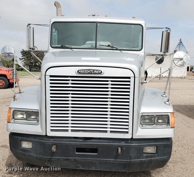 image for item GO9163 2001 Freightliner FLD  semi truck