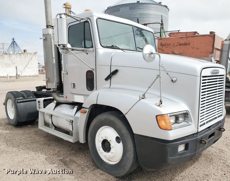image for item GO9163 2001 Freightliner FLD  semi truck