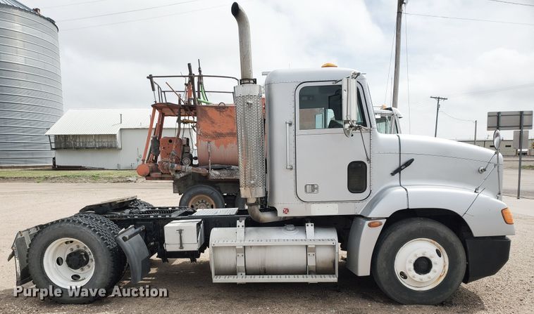 image for item GO9163 2001 Freightliner FLD  semi truck